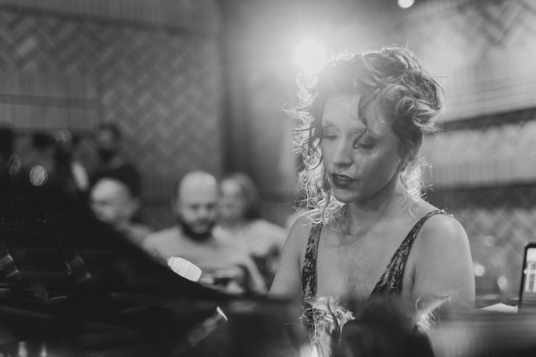 A pianista e compositora Juliana Rodrigues - foto: Amanda Francelino/ divulgação