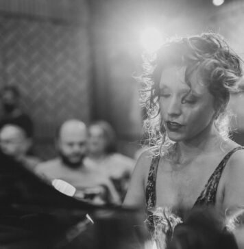 “Libertad”, da pianista Juliana Rodrigues, lembra os 10 anos do golpe contra Dilma Rousseff A pianista e compositora Juliana Rodrigues - foto: Amanda Francelino/ divulgação