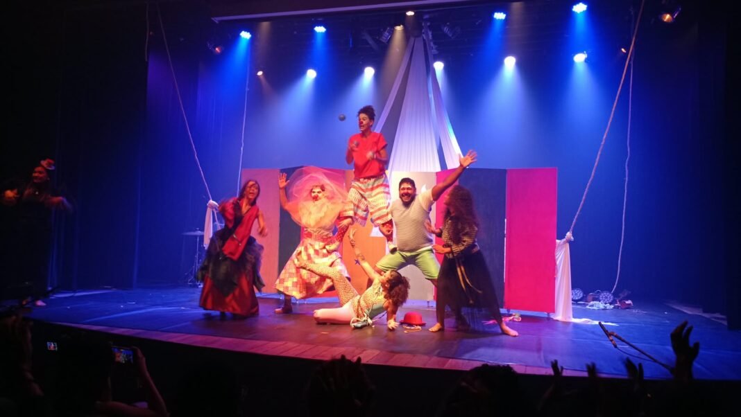 Cena de "Ceci e os fantasmas do armário", hoje (29), no Teatro Sesc Napoleão Ewerton - foto: Zema Ribeiro