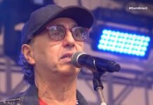 Os óculos vermelhos de Baleiro O cantor e compositor Zeca Baleiro, ontem (18), no Bem Brasil - frame/ reprodução