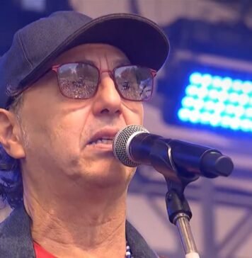 Os óculos vermelhos de Baleiro O cantor e compositor Zeca Baleiro, ontem (18), no Bem Brasil - frame/ reprodução
