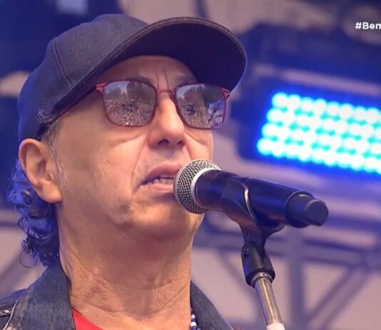 Os óculos vermelhos de Baleiro O cantor e compositor Zeca Baleiro, ontem (18), no Bem Brasil - frame/ reprodução
